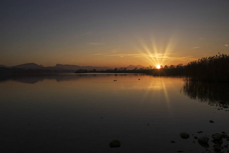 湖面上的日落景象