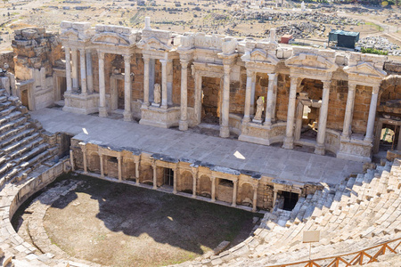 土耳其希拉波利斯帕穆凯尔的古董圆形剧场。 古代建筑柱子和雕像。