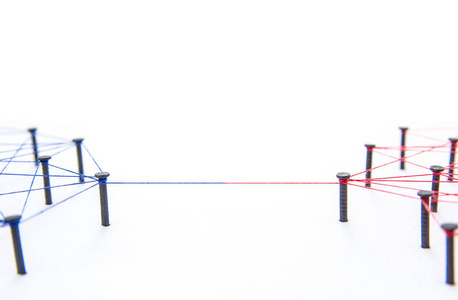 连接网络概念两个网络连接纱线红色和蓝色在白纸上。 社交媒体互联网交流
