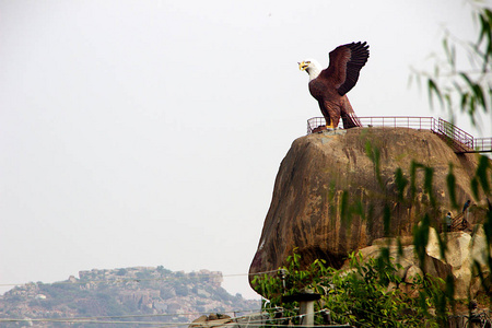 印度安得拉邦Lepakshi的Jatayu雕塑罗摩衍那之鹰，翅膀展开在巨大的岩石上。亚洲