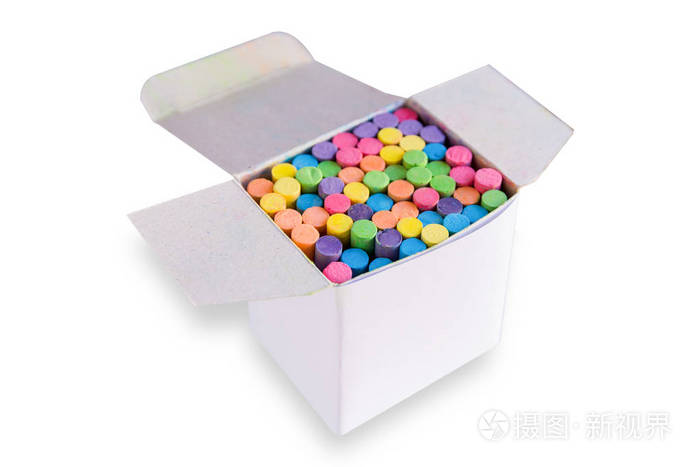 彩色粉笔在空白纸板箱,粉笔盒设计隔离白色背景与裁剪路径
