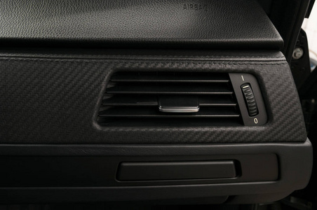 汽车空调孔和气囊面板。