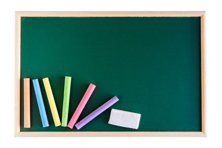 白色背景上隔离的空白绿色板上的彩色粉笔和空白黑板橡皮擦。 带有添加文本的复制空间
