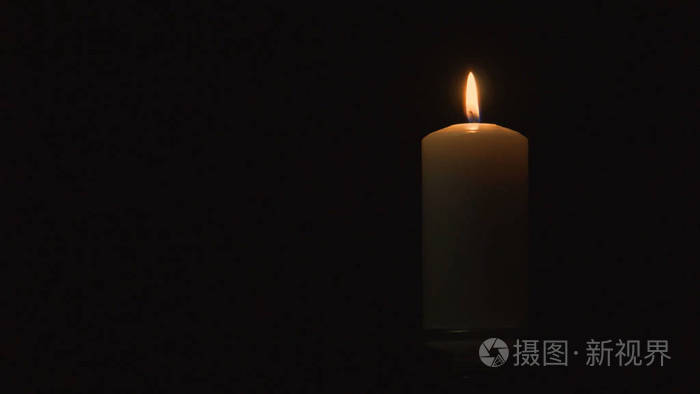 黑暗的背景. 神秘的气氛. 浪漫主义. 假期. 悲伤. 死亡.
