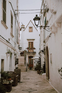 狭窄的白色街道在 locorotondo 老镇, 地区普利亚, 意大利