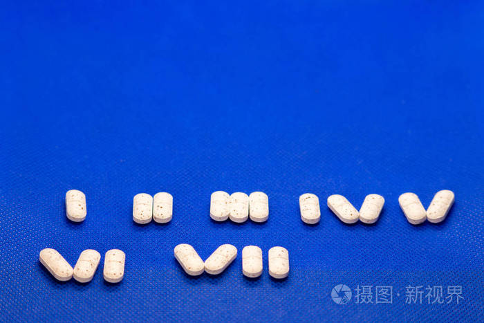 蓝色背景上有许多白色药片. 白色药丸概念药房. 毒品.