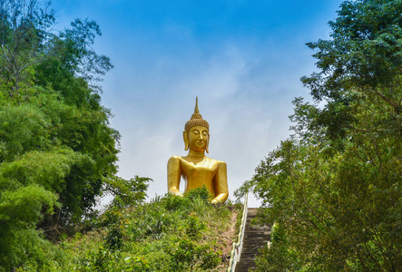 山上的大金佛像，山上的寺庙，泰国宗教佛教