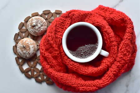 白杯热黑咖啡和甜饼干和红色针织布