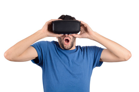 工作室肖像的年轻人与VR耳机正在看互动屏幕。 体验虚拟现实的人。