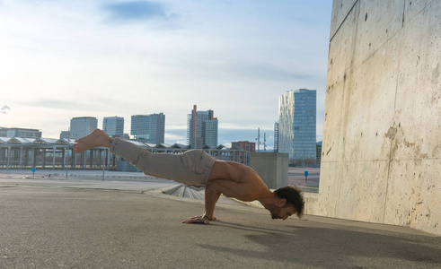 男子进行高级瑜伽练习和伸展运动以保持身体健康