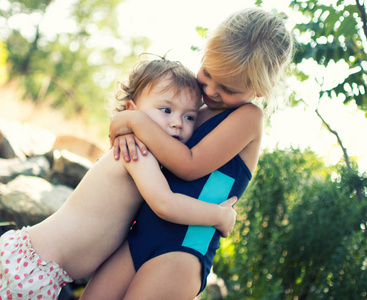 两个姐妹拥抱。家庭价值观, 照顾年幼的儿童