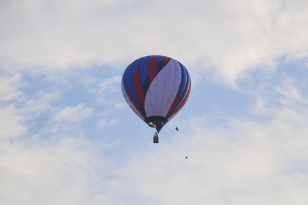 五颜六色的热气球对着蓝天。 热气球在白云中飞行。 在热气球上飞行很漂亮。