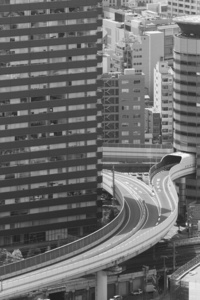 日本大阪市的高速公路和现代办公楼