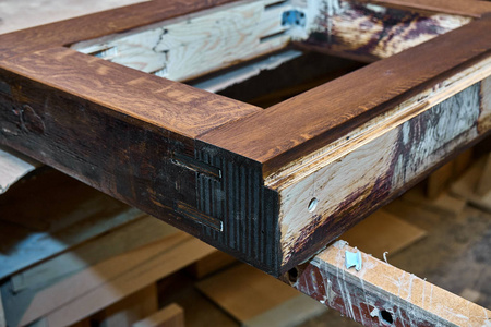 木门制造工艺..门框，颜色为深色..木工及木工制作..家具制造。特写