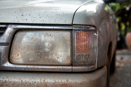 肮脏的大灯车上沾满了泥。