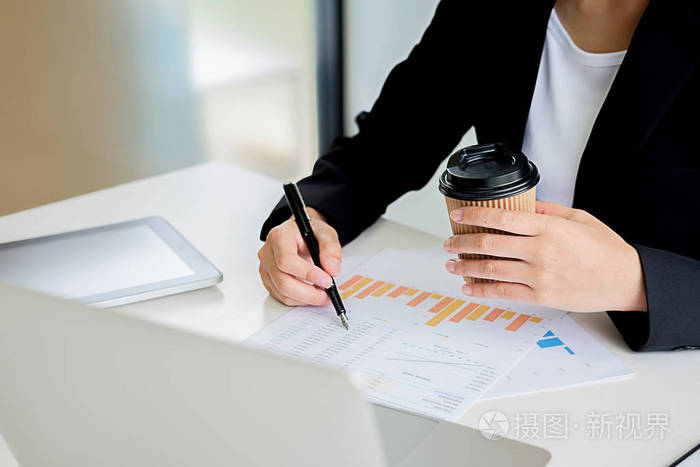 管理员,业务人员,财务检查员和秘书制作计算余额的报告.