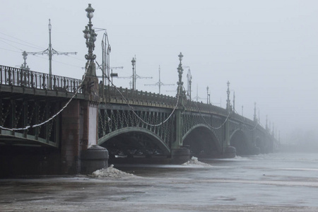 雾中的桥
