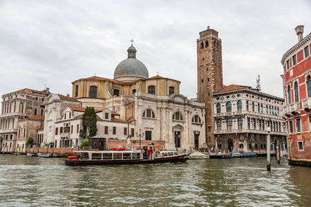 意大利威尼斯运河圣盖里亚教堂的景色