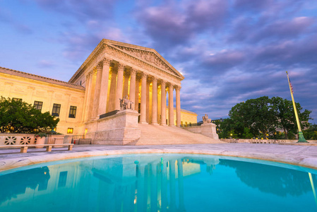 美国最高法院大楼黄昏在华盛顿特区。