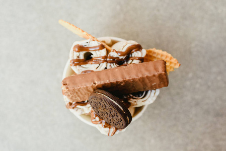 卷冰激凌与巧克力顶部和饼干。