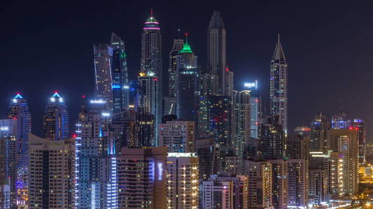 梦幻般的屋顶天际线迪拜码头一整晚。 一座大城市照亮的摩天大楼关闭了阿拉伯联合酋长国。 来自JLT的鸟瞰图