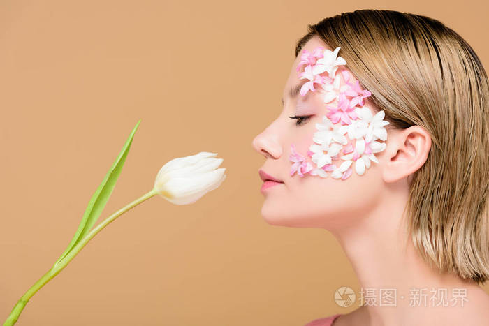 侧观优雅的女人,脸上有花,身上散发着淡褐色的郁金香