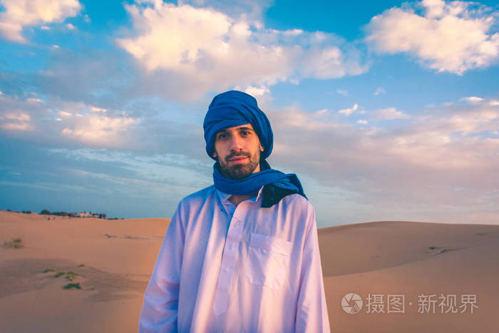 黎明时分,穿着传统塔瓦雷格服装的柏柏人在撒哈拉沙漠中穿着传统的