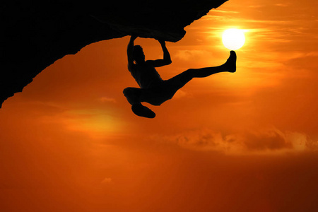 自由爬山在红天日落背景下亚洲男子攀岩剪影
