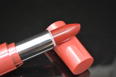 红色唇膏，用于女性化妆品时尚，黑色背景
