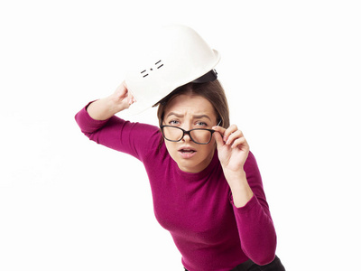 情绪激动的女孩戴着白色头盔，戴着眼镜，手里拿着一个白色背景的文件夹