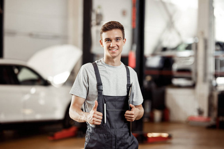 一个年轻的机修工在工作日结束后微笑着