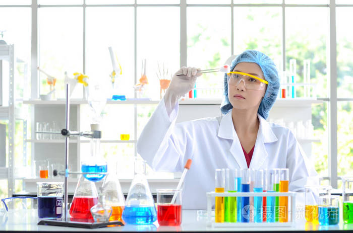 实验室里做实验的女科学家. 医疗保健技术和药物研发的照片概念.