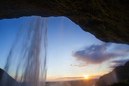 日落冰岛时的塞尔贾兰斯瀑布
