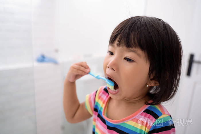 一个非常聪明的小女孩刷牙的肖像是一个例行的活动