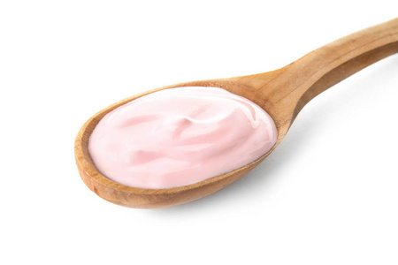 在白色背景特写镜头上加奶油酸奶的勺子