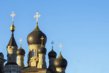 阳光明媚的基督教东正教教堂的圆顶。 金色的十字架