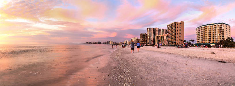 佛罗里达州南马科岛海滩的粉红色和金色日落天空
