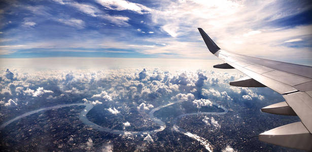 飞机旅行的概念。 飞到城市上空。 风景日落风景日出和云