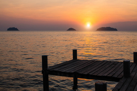 木制码头。泰国海湾的日落。