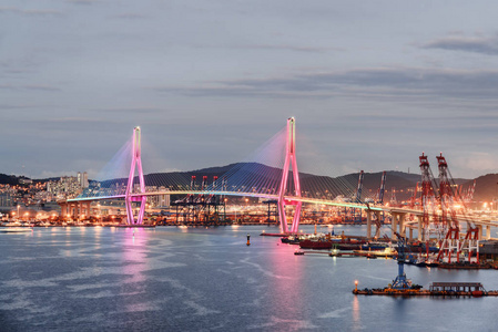 韩国釜山港大桥和釜山港的彩色夜景。