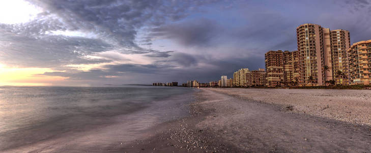 佛罗里达日落时分，南马尔科岛海滩上的黄昏天空