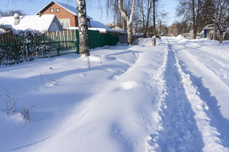 乌拉尔南部农村的冬季道路上覆盖着新鲜的雪