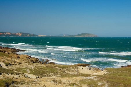 阳光明媚的海景。狂野的海滩，巨大的海浪和远处的斗篷。亚洲，越南，潘希特，梅奈村。南中国海，太平洋。