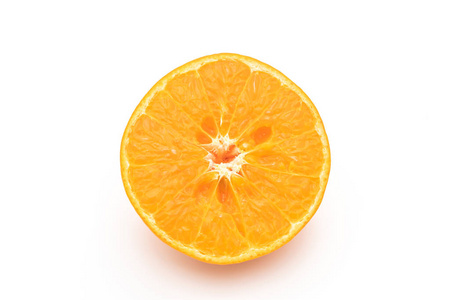 白色背景下分离的新鲜橙果