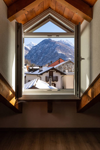 窗口细节，以查看瑞士雪山。 里面没有人