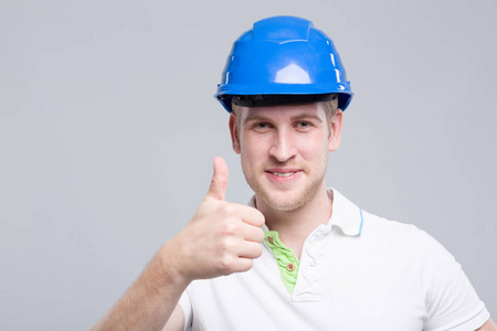 戴着蓝色安全帽的年轻工程师