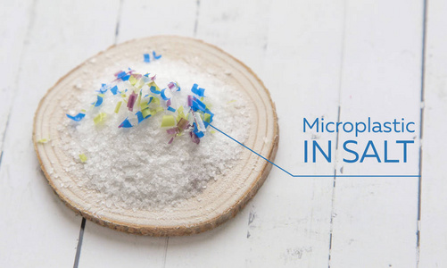 盐中的微塑料颗粒。对环境和海洋的污染