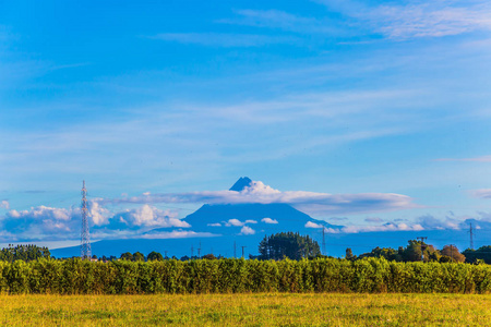 恩高鲁霍是云层中最年轻的活火山。 汤加里罗公园壮丽的火山群。 新西兰北岛。 主动旅游和光旅游的概念