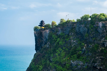 巴厘岛乌卢瓦图悬崖上的寺庙。