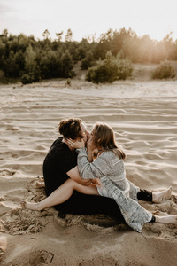 年轻的幸福夫妇在海滩上接吻